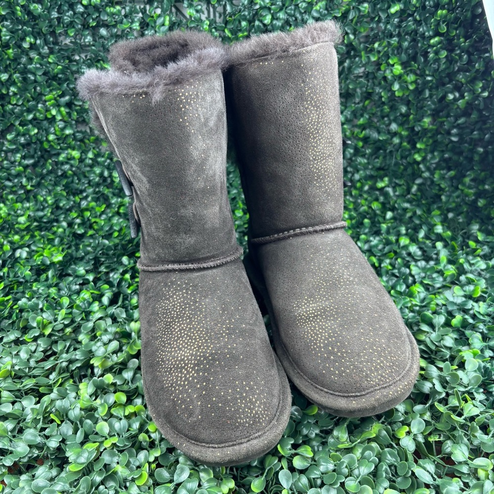 BEARPAW SUEDE BOOTS WITH GOLD DOT ACCENTS SIZE 6 WOMAN